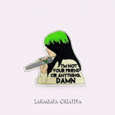 Patch bordado personagem com microfone e texto em inglês