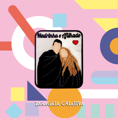 Adesivo bordado com texto 'Madrinha e Afilhado' e ilustração de duas pessoas, em fundo colorido com formas geométricas