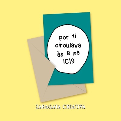 Postal azul com texto manuscrito dentro de envelope bege sobre fundo amarelo
