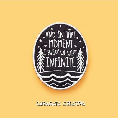 Emblema oval preto e branco bordado com texto e desenho de árvores e ondas