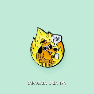 Pin de cão em chamas com texto 'THIS IS FINE.'