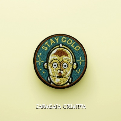 Emblema bordado redondo com texto STAY GOLD e imagem de robô dourado