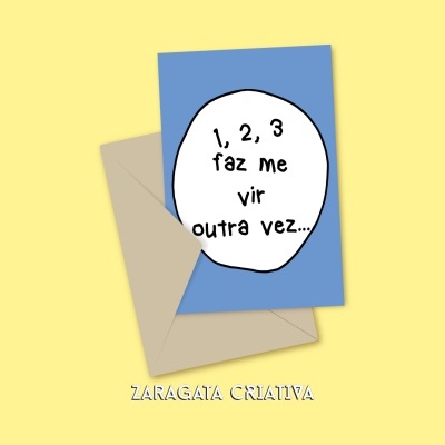 Cartão azul com texto em círculo branco e envelope bege sobre fundo amarelo