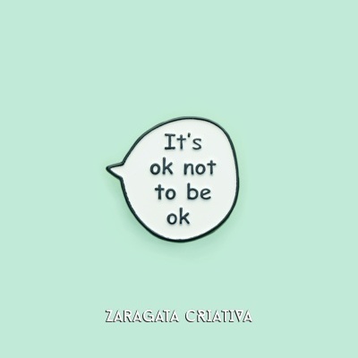 Pin branco em forma de balão de diálogo com texto em preto sobre fundo verde claro