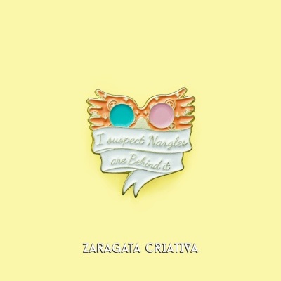 Pino metálico colorido com texto sobre fundo amarelo