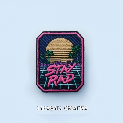 Emblema bordado retro com texto 'STAY RAD' e palmeiras