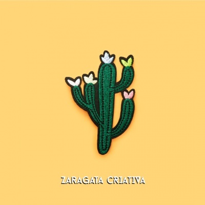 Adesivo de tecido cacto verde com flores coloridas sobre fundo amarelo