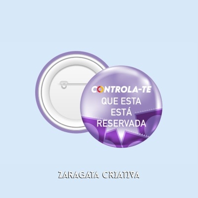 Dois bottons redondos lilás com texto e fecho de segurança