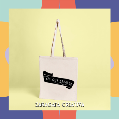 Saco de tecido bege com estampa preta e texto 'OH QUE CARALHO'