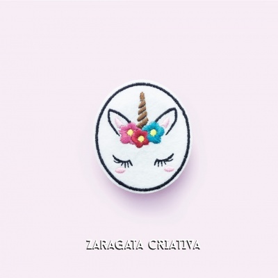 Adesivo oval branco com unicórnio e texto 'ZARAGATA CRIATIVA'