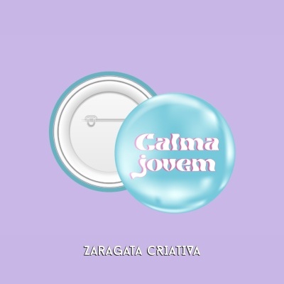 Botão azul claro com texto Calma jovem, visto de frente e de costas sobre fundo roxo