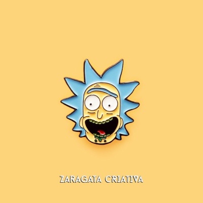 Pin da cabeça do personagem Rick em fundo amarelo com texto ZARAGATA CRIATIVA