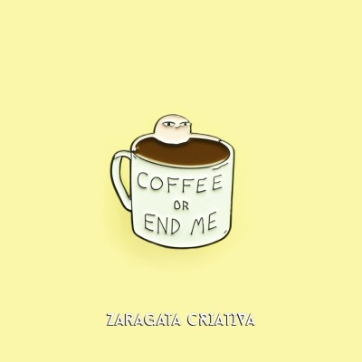Caneca branca com café e frase 'COFFEE OR END ME' com figura zangada na superfície, fundo amarelo