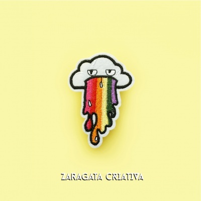 Patch bordado de nuvem com líquido colorido escorrendo