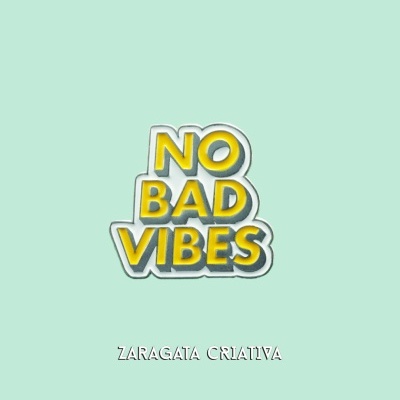 Frase 'NO BAD VIBES' em amarelo com contorno branco e sombra em fundo verde claro, texto 'ZARAGATA CRIATIVA' abaixo