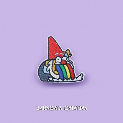 Patch bordado de gnomo com chapéu vermelho e arco-íris num fundo roxo