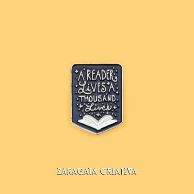 Broche metálico com texto e livro sobre fundo amarelo
