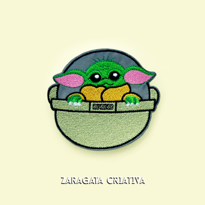 Patch bordado Baby Yoda verde e amarelo com fundo cinzento