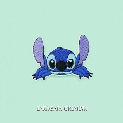 Patch bordado de Stitch azul em fundo verde claro com texto ZARAGATA CRIATIVA
