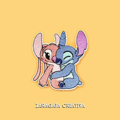 Patch bordado com personagens Stitch e Angel em abraço