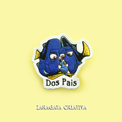 Patch bordado com dois peixes azuis e texto 'Dos Pais'