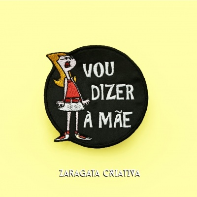 Emblema bordado preto com desenho de menina e texto 'VOU DIZER À MÃE'