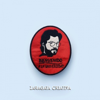 Emblema bordado oval vermelho com rosto e texto preto