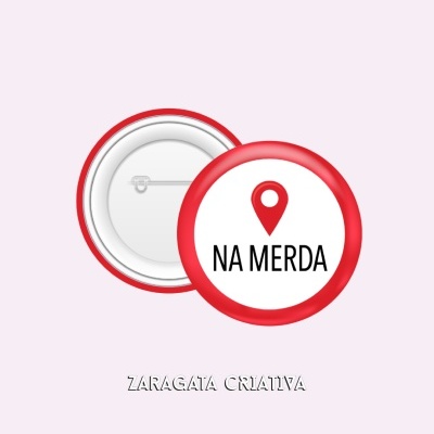 Dois botões pins redondos brancos com borda vermelha e texto 'NA MERDA'