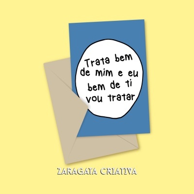 Cartão azul com mensagem em português e envelope bege sobre fundo amarelo