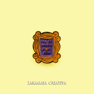 Pin com moldura laranja e texto roxo 'I'LL BE THERE FOR YOU' em fundo amarelo