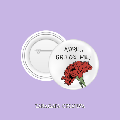 Crachá redondo branco com cravo vermelho e texto ABRIL, GRITOS MIL!