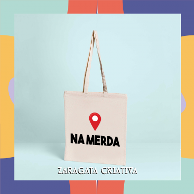 Saco de tecido bege com texto e ícone em vermelho e preto
