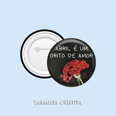 Crachá redondo preto com cravo vermelho e texto ABRIL É UM GRITO DE AMOR