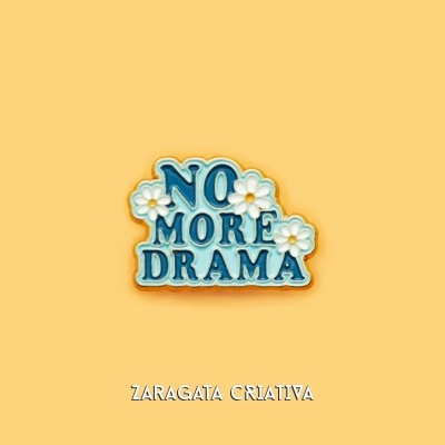 Pin azul com texto NO MORE DRAMA e flores brancas em fundo amarelo