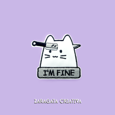 Patch bordado de gato branco com faca na cabeça e texto 'I'M FINE'