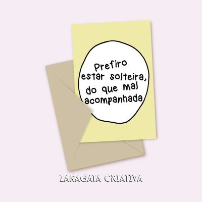 Cartão amarelo claro com mensagem em balão branco e envelope bege