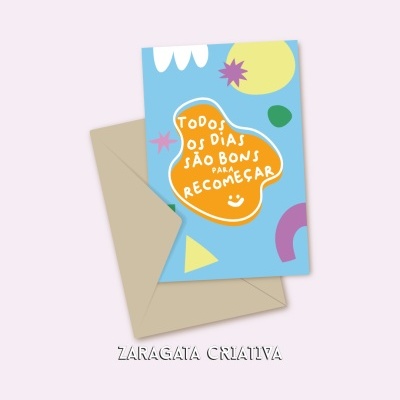 Cartão azul com envelope bege e texto inspirador em português