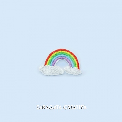 Broche bordado em forma de arco-íris com nuvens, fundo azul claro