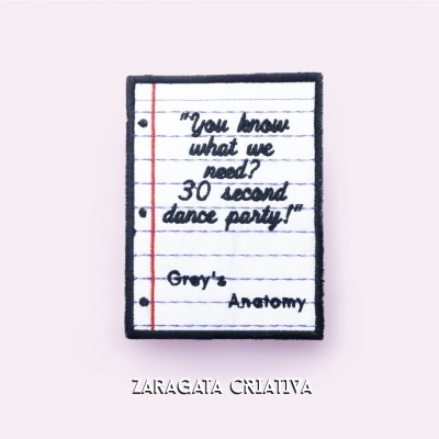 Patch bordado com desenho de folha de papel pautado e texto em inglês