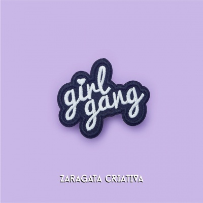 Patch bordado azul escuro com texto branco 'girl gang' em fundo roxo