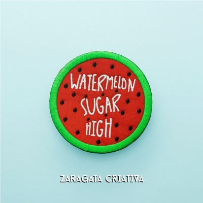 Aplicação redonda de tecido com design de melancia e texto 'WATERMELON SUGAR HIGH'