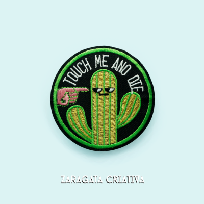 Emblema redondo bordado com cacto e texto 'TOUCH ME AND DIE'