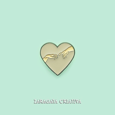 Broche em forma de coração com desenho de mãos