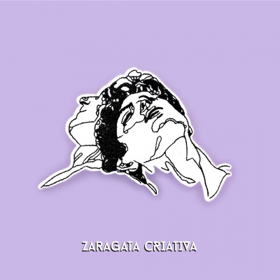Autocolante com desenho de dois rostos entrelaçados e texto 'ZARAGATA CRIATIVA' no fundo lilás