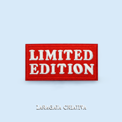 Emblema retangular vermelho com texto branco LIMITED EDITION sobre fundo azul claro