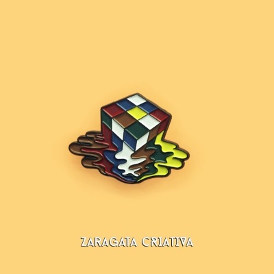 Cubo de Rubik derretendo em várias cores com texto ZARAGATA CRIATIVA