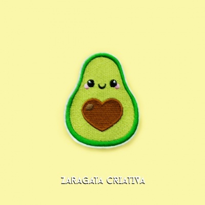 Penteado bordado de abacate com rosto sorridente sobre fundo amarelo