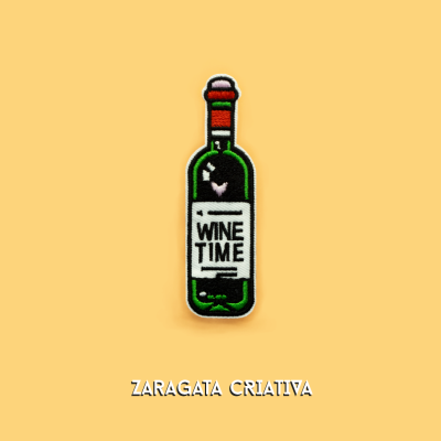 Emblema bordado de garrafa de vinho com etiqueta WINE TIME