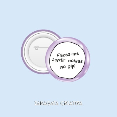 Dois bottons com borda roxa e texto em fundo branco sobre fundo azul claro