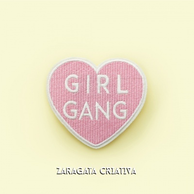 Emblema tecido coração rosa com texto GIRL GANG branco sobre fundo amarelo